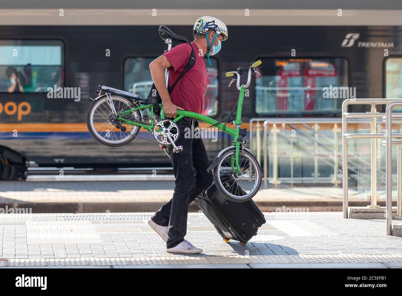 Ferrara, Italien. Juli 2020. Ein Mann reist mit seinem tragbaren und faltbaren Fahrrad mit dem Zug nach Ferrara, Italien. Bild: Filippo Rubin / Alamy Stockfoto