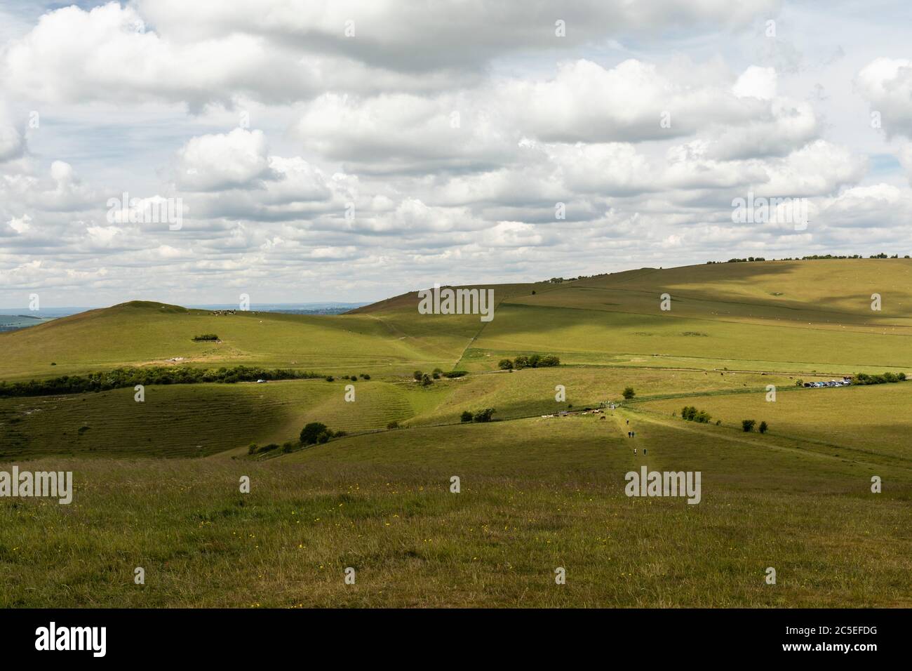Blick vom Knap Hill aus, einem Ort von besonderem wissenschaftlichem Interesse (SSSI) auf das Land im Tal von Pewsey Wiltshire. Ein AONB, England, Großbritannien Stockfoto