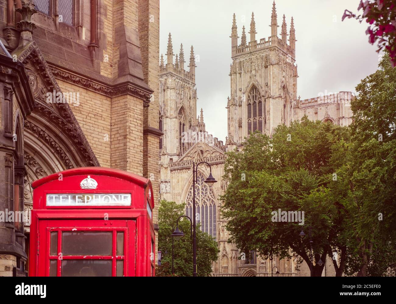 Traditionelle britische rote Telefonzelle mit der York Cathedral Stockfoto