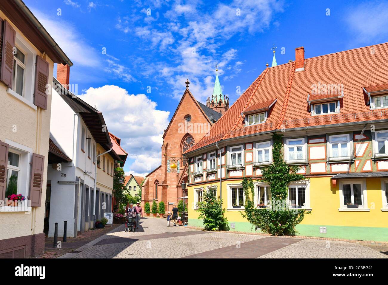 Ladenburg, Deutschland - Juli 2020: Historische Altstadt aus dem Mittelalter der kleinen deutschen Stadt ladenburg an sonnigen Sommertag Stockfoto