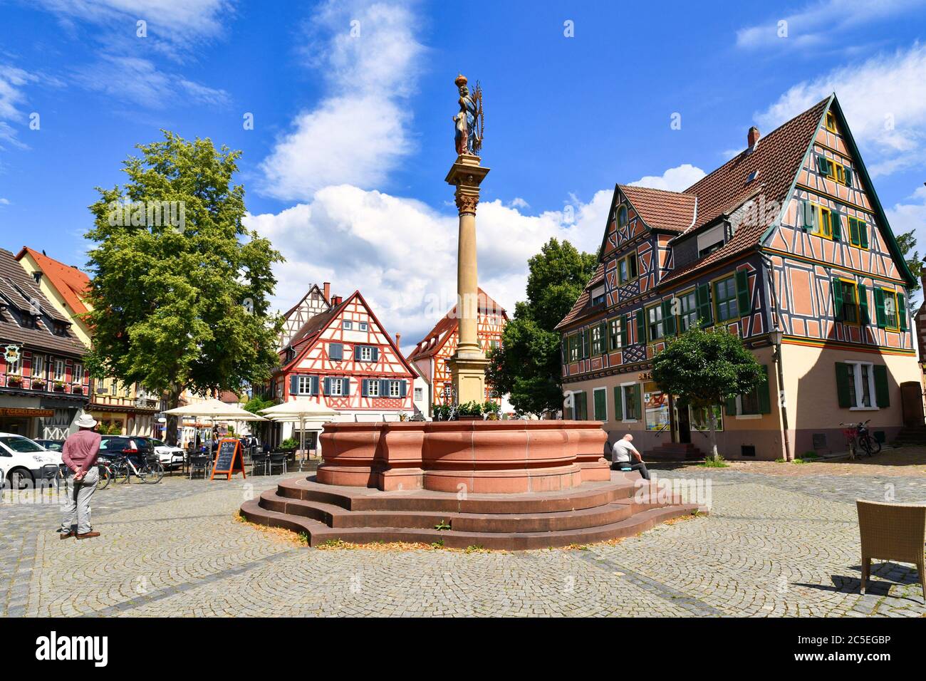 Ladenburg, Deutschland - Juli 2020: Historisches Stadtzentrum mit Marktplatz und Brunnen "Marienbrunnen" am sonnigen Sommertag Stockfoto