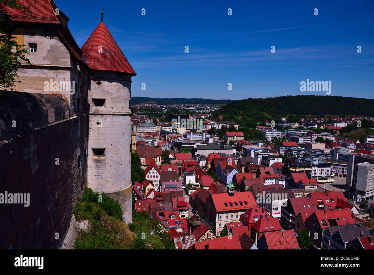 Blick von Schloss Hellenstein in die Stadt Heidenheim bei einem sonnigen Sommermorgen, Schwäbische Alb, Deutschland, Europa, Reisen Stockfoto