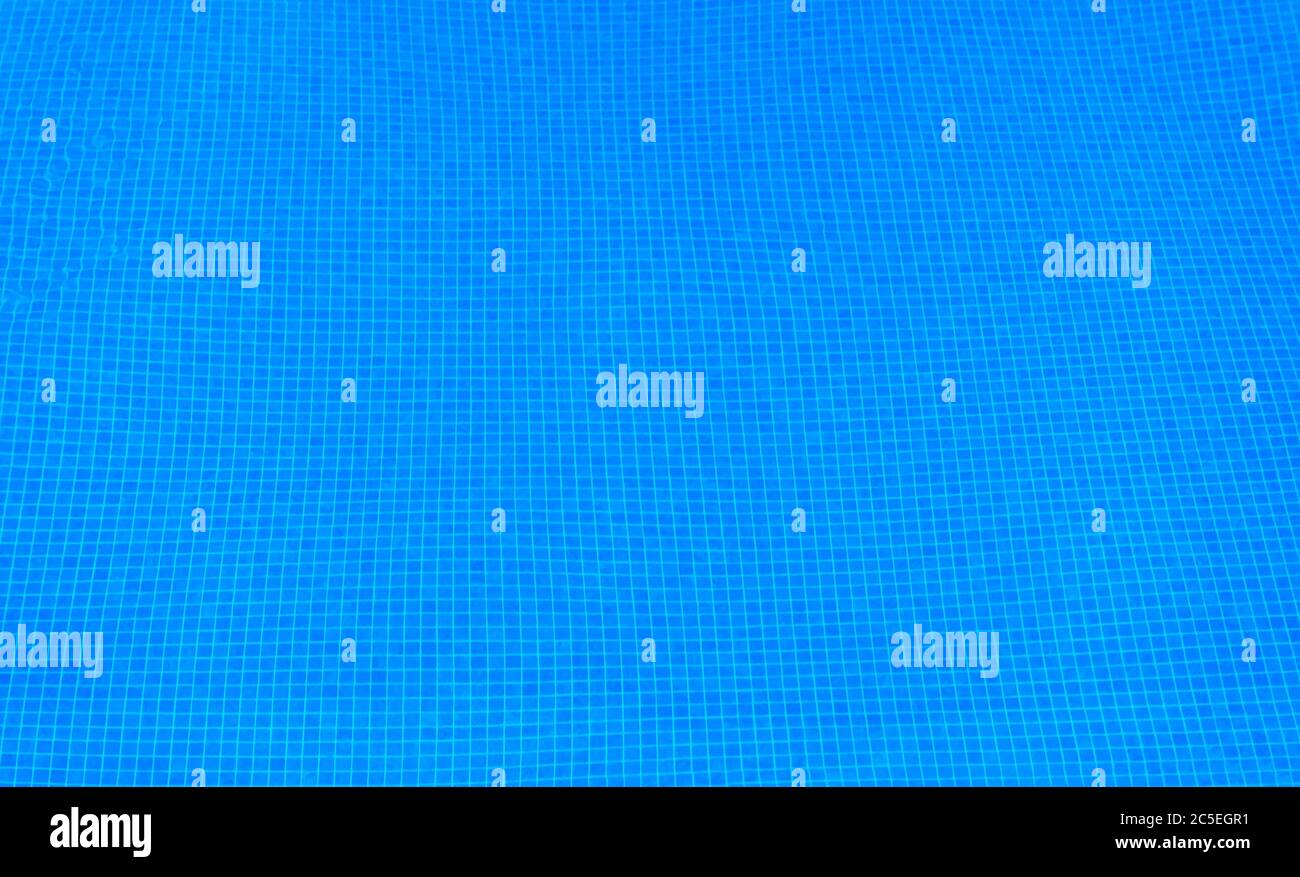 Pool mit reinem blauen Wasser Hintergrund. Von oben Blick auf den Swimmingpool und die Bodenstruktur. Panorama des Poolbodens mit Fliesenmuster und transparentem Wasser. Ba Stockfoto