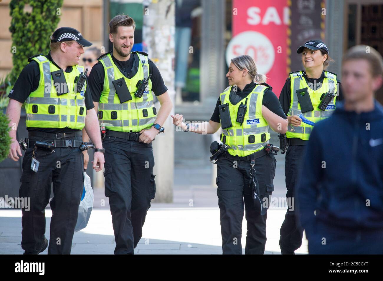 Glasgow, Schottland, Großbritannien. Juli 2020. Im Bild: Polizisten werden gerufen, um an einem Verdächtigen Paket teilzunehmen, das an der Ecke Buchanan Street und ST Vincent Street in Glasgow gemeldet wurde. Quelle: Colin Fisher/Alamy Live News Stockfoto