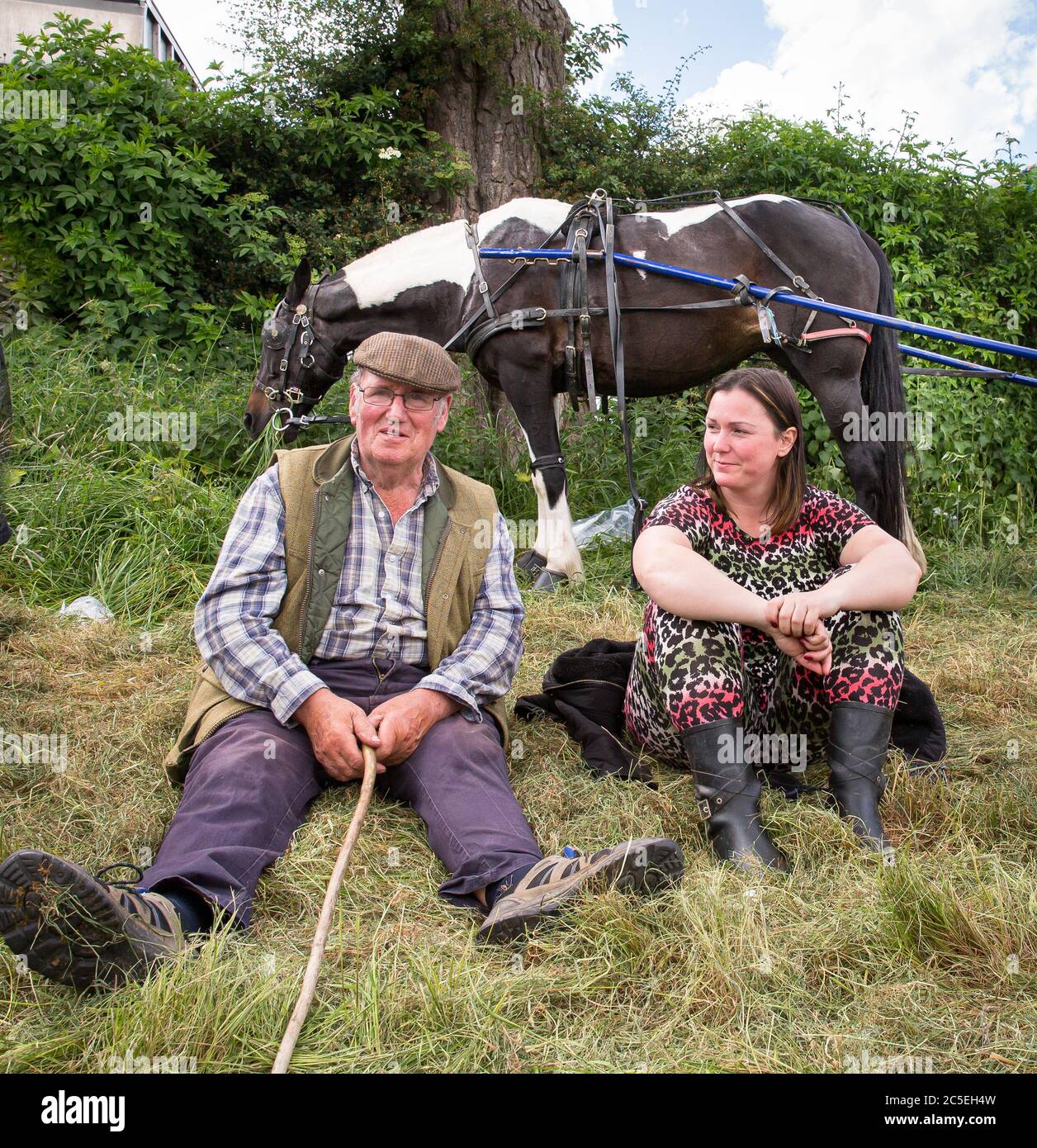 Appleby Horse Fair, Cumbria. Reisende, die sich am Straßenrand in Appleby-in-Westmorland 2019 ausruhen. Stockfoto