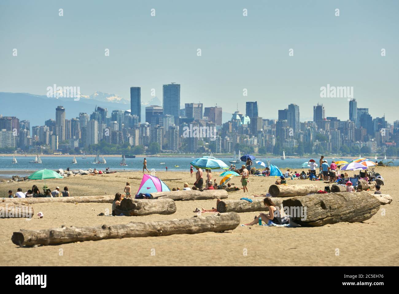 Vancouver, British Columbia, Kanada – 28. Mai 2017. Spanische Banken Sommer. Die Leute genießen den Strand mit Blick auf die English Bay. Vancouver, British Columb Stockfoto