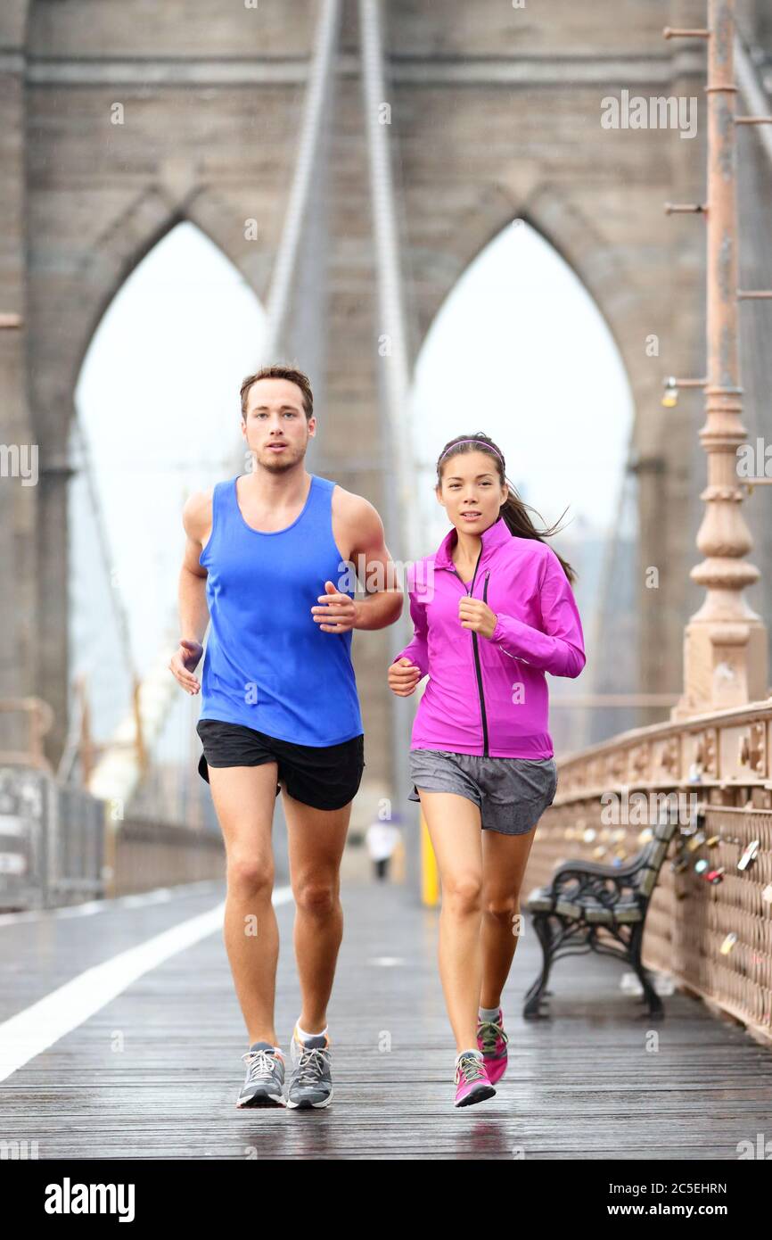 Joggen von Paaren in New York City Stockfoto