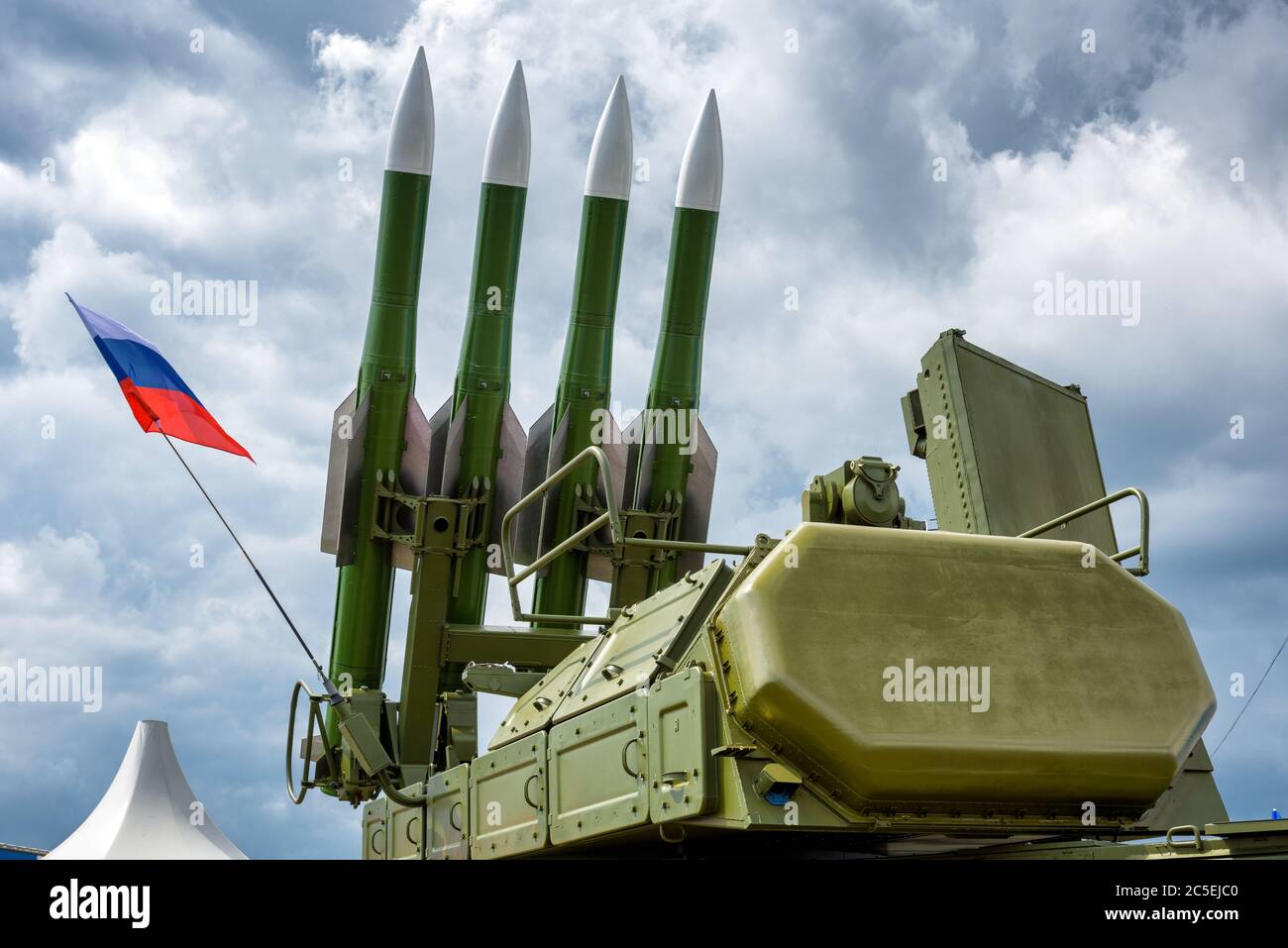 Das russische Raketensystem Buk-M2 auf dem dramatischen Himmel Hintergrund Stockfoto