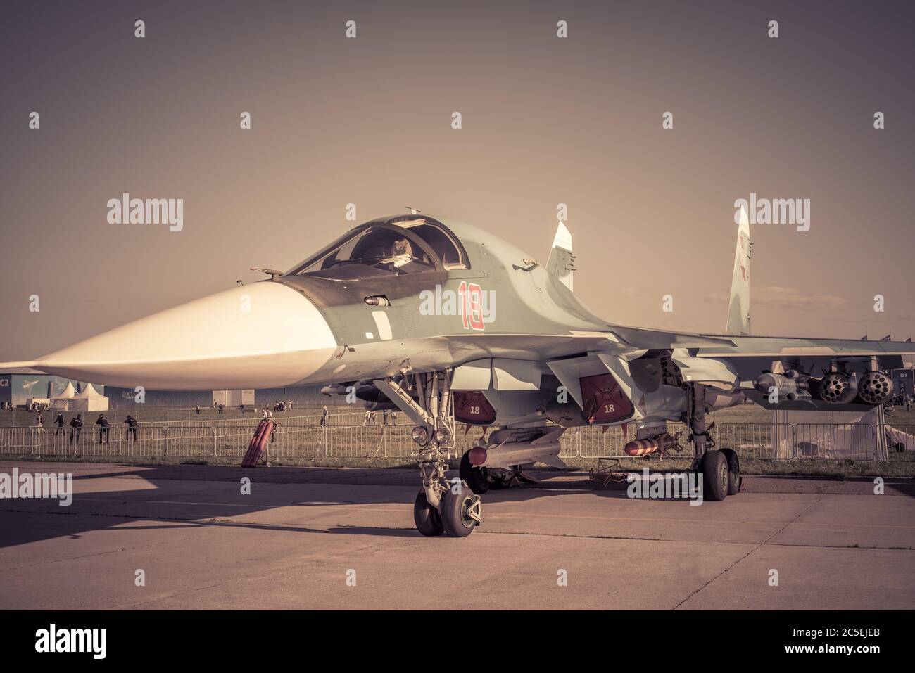 Region Moskau - 21. Juli 2017: Neuer russischer Jagdbomber Suchoi Su-34 auf dem Internationalen Luft- und Raumfahrtsalon (MAKS) in Schukowski. Stockfoto