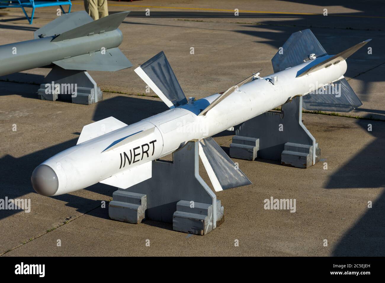 Bomben und Raketen für den russischen Luftjäger auf dem Internationalen Luft- und Raumfahrtsalon (MAKS) in Schukowski. Stockfoto