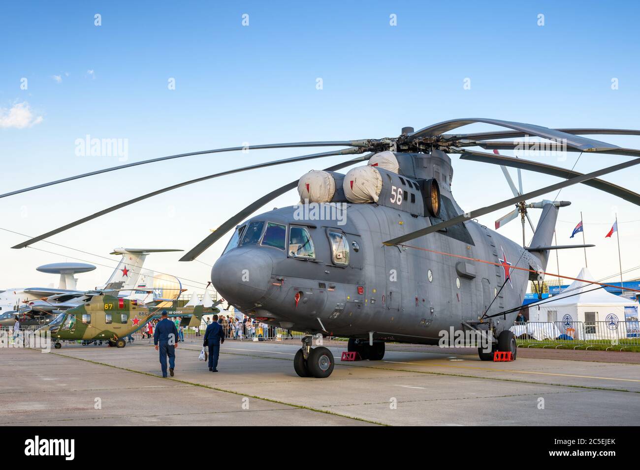 Moskau Region - 21. Juli 2017: Russische Schwertransporthubschrauber Mil Mi-26 auf dem Internationalen Luft- und Raumfahrtsalon (MAKS) in Schukowski. Es ist Stockfoto