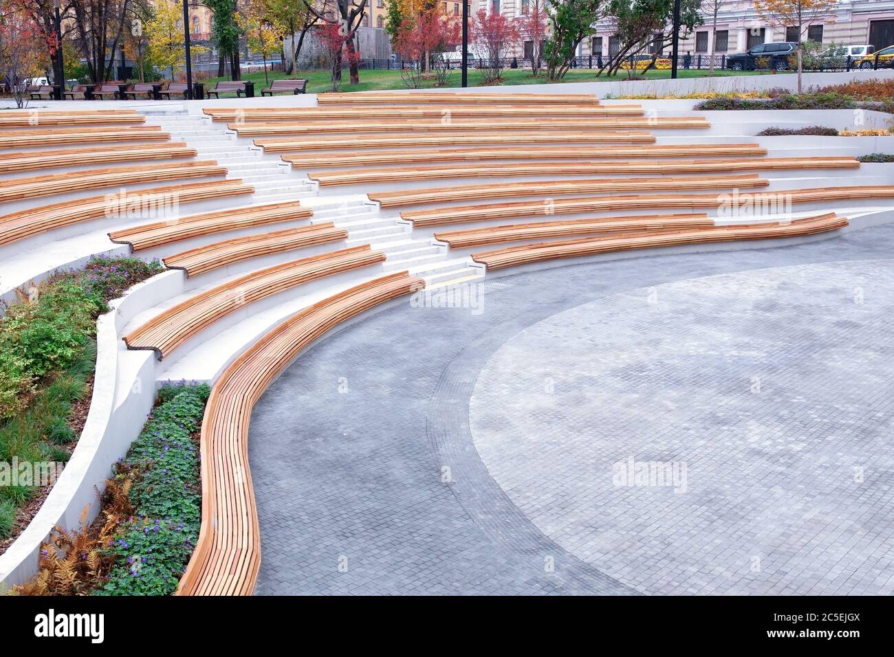 Städtisches Raumdesign, das Layout des offenen Raumes in der Stadt für Ruhe und Unterhaltung der Bürger. Elegante Architekturlinien, landschaftlich gestaltete Parklandschaft, Stockfoto