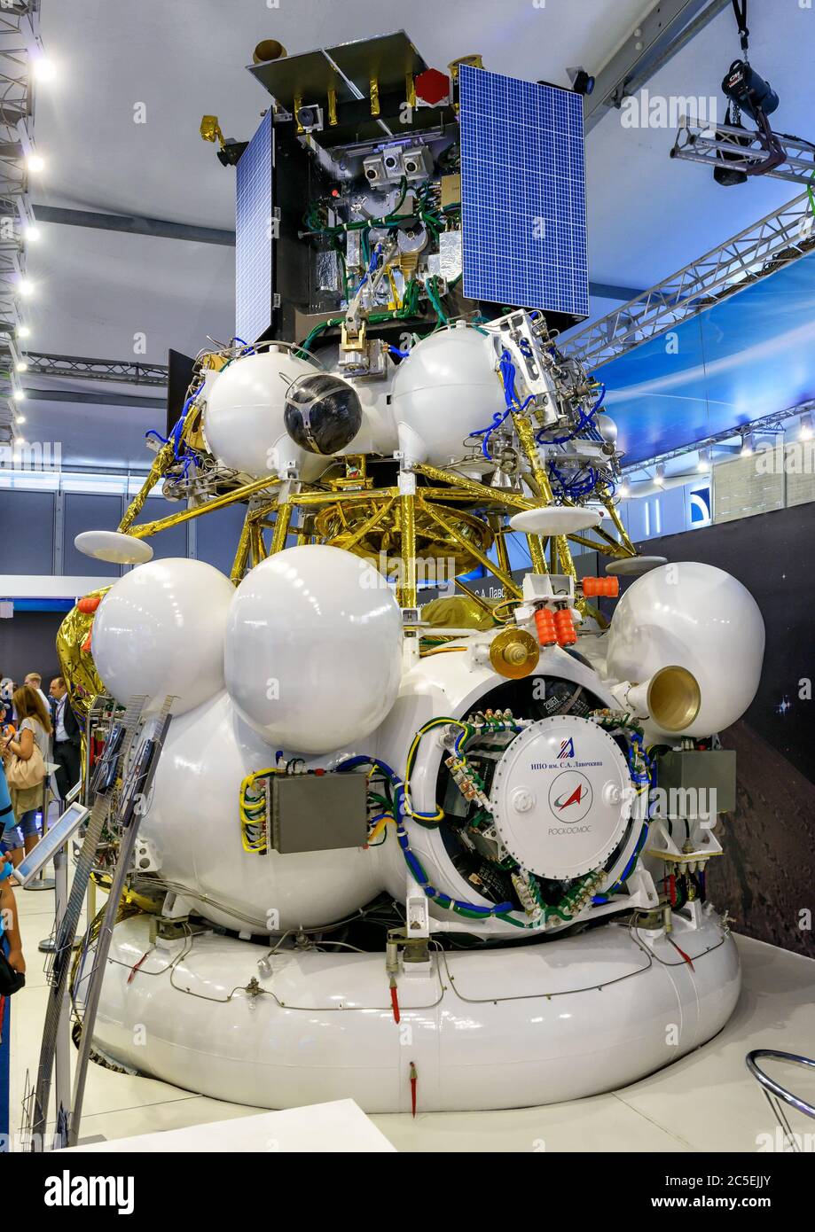 MOSKAU REGION - 28. AUGUST 2015: Die russische Raumsonde Luna-Glob Mission zum Mond auf dem Internationalen Luft- und Raumfahrtsalon (MAKS) in Schukovsk Stockfoto