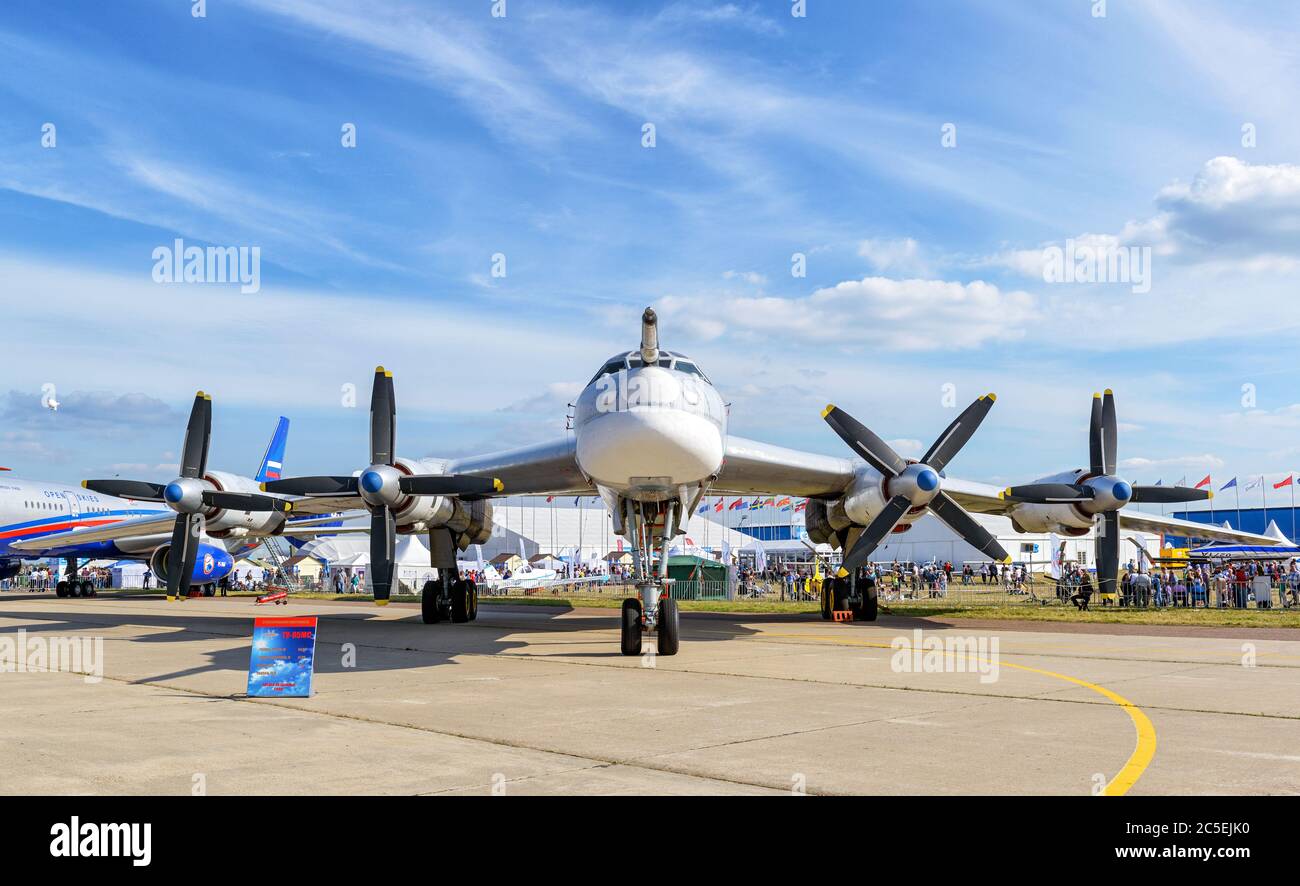 MOSKAU REGION - 28. AUGUST 2015: Russischer strategischer Bomber Tupolev TU-95MS 'Bär' auf dem Internationalen Luft- und Raumfahrtsalon (MAKS). Stockfoto