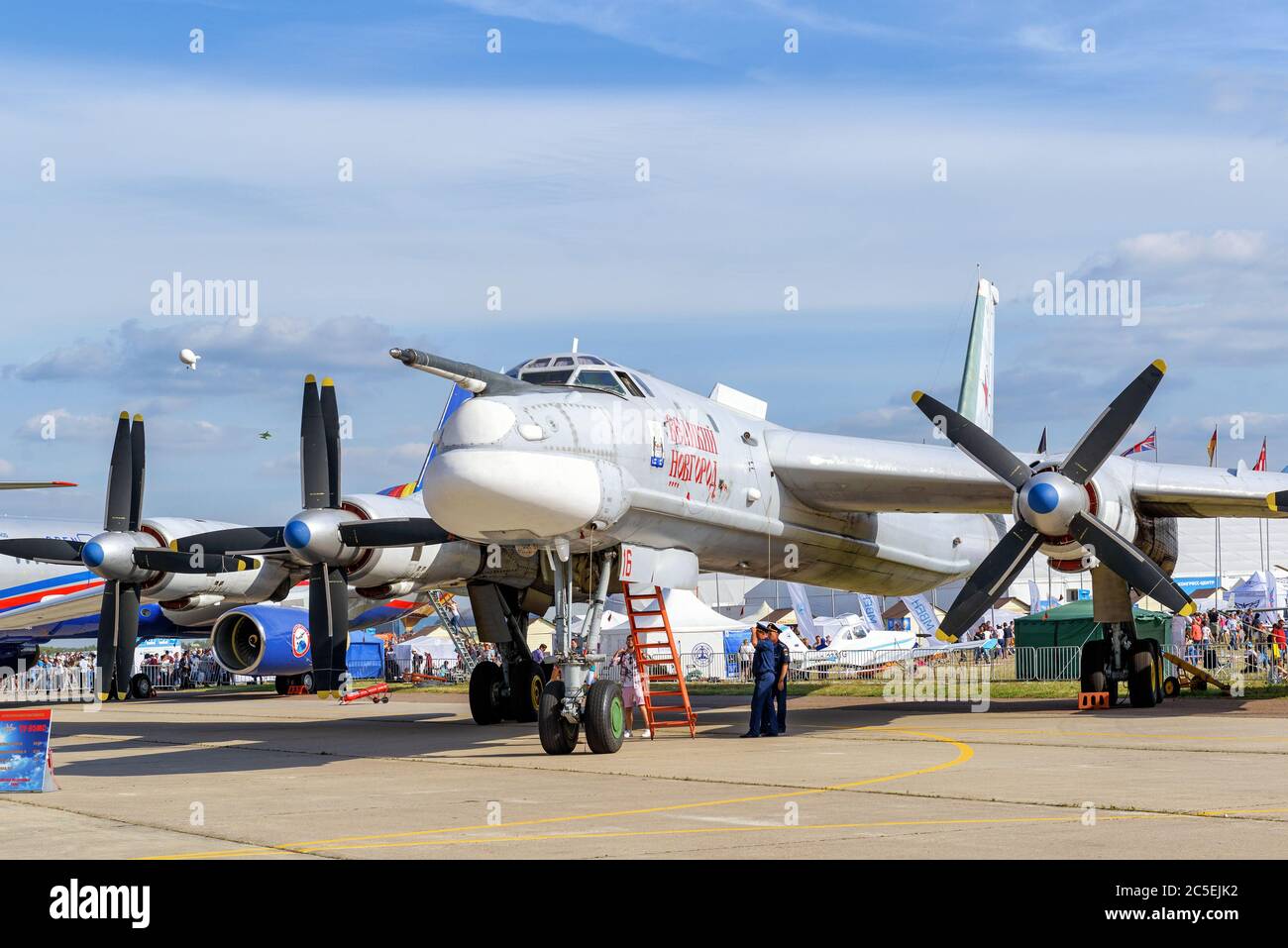 MOSKAU REGION - 28. AUGUST 2015: Russischer strategischer Bomber Tupolev TU-95MS 'Bär' auf dem Internationalen Luft- und Raumfahrtsalon (MAKS) in Schukowski. Stockfoto