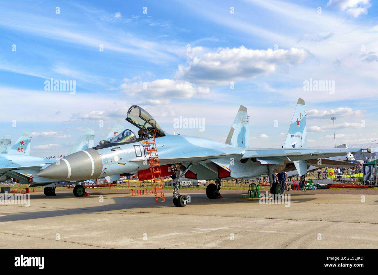 MOSKAU REGION - 28. AUGUST 2015: Neuer russischer Kampfjäger Suchoi Su-35 'Flanker-E' auf dem Internationalen Luft- und Raumfahrtsalon (MAKS). Stockfoto