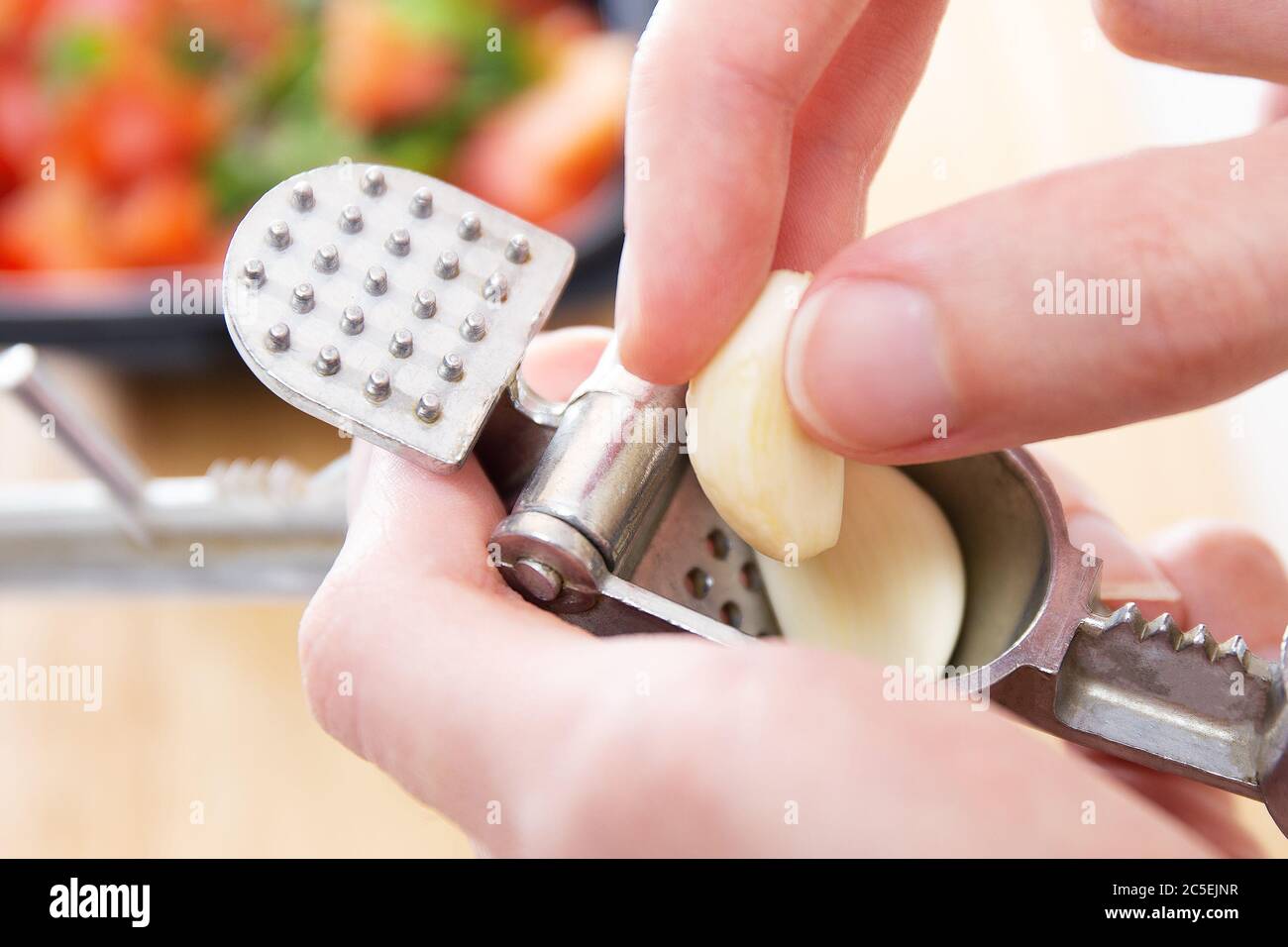 Salsa Dip. Saftige rote Tomaten in Scheiben geschnitten mit Kräutern, Zitrone und Knoblauch. Hausgemachte Speisen. Frische Zutaten oder Gemüse für Salsa-Sauce. Männliche Hände Stockfoto