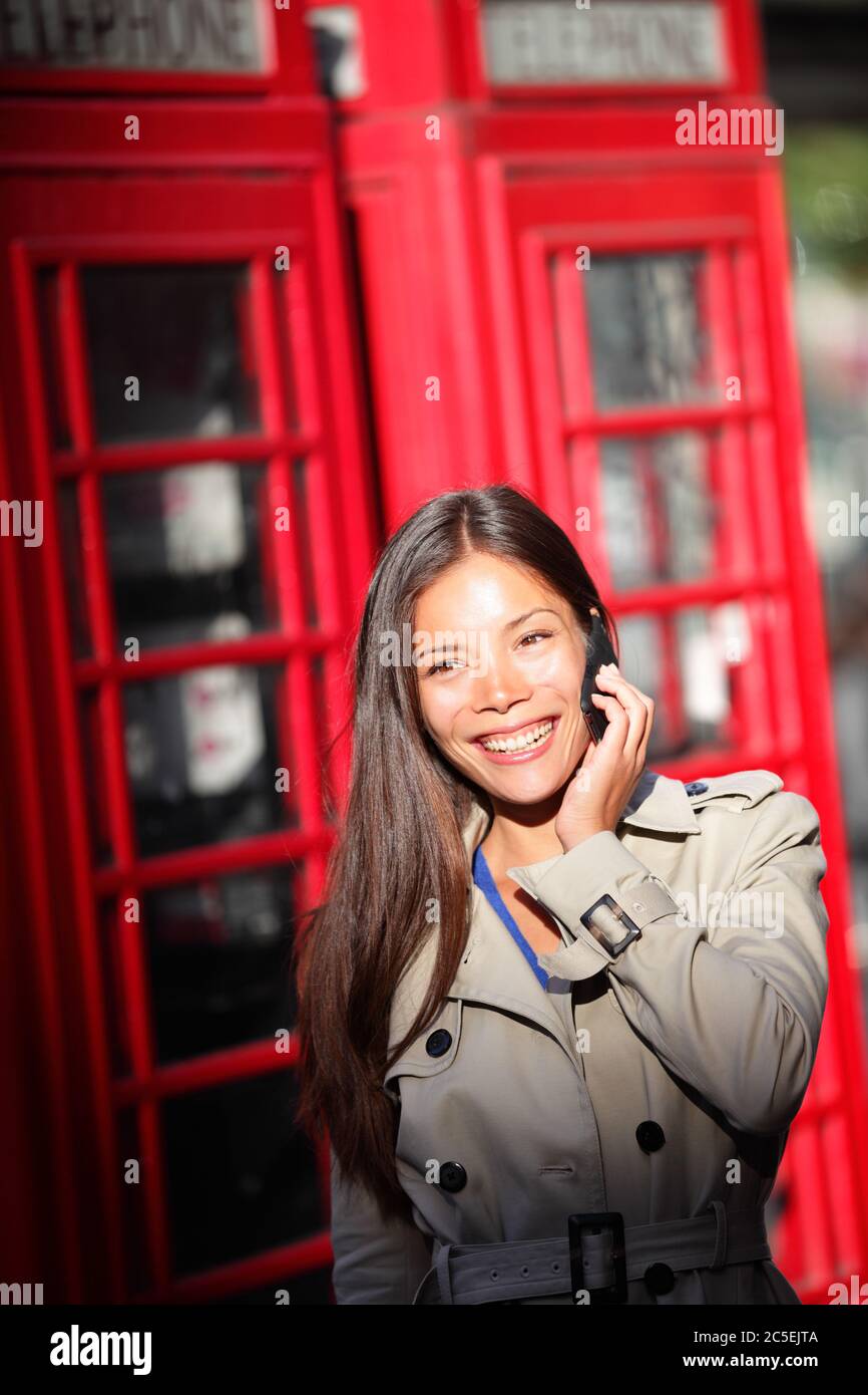London Frau auf Smartphone von roten Telefonzelle Stockfoto