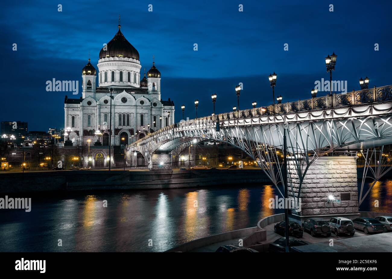 Die Kathedrale Christi des Erlösers und die Patriarschy-Brücke in der Nacht in Moskau, Russland Stockfoto