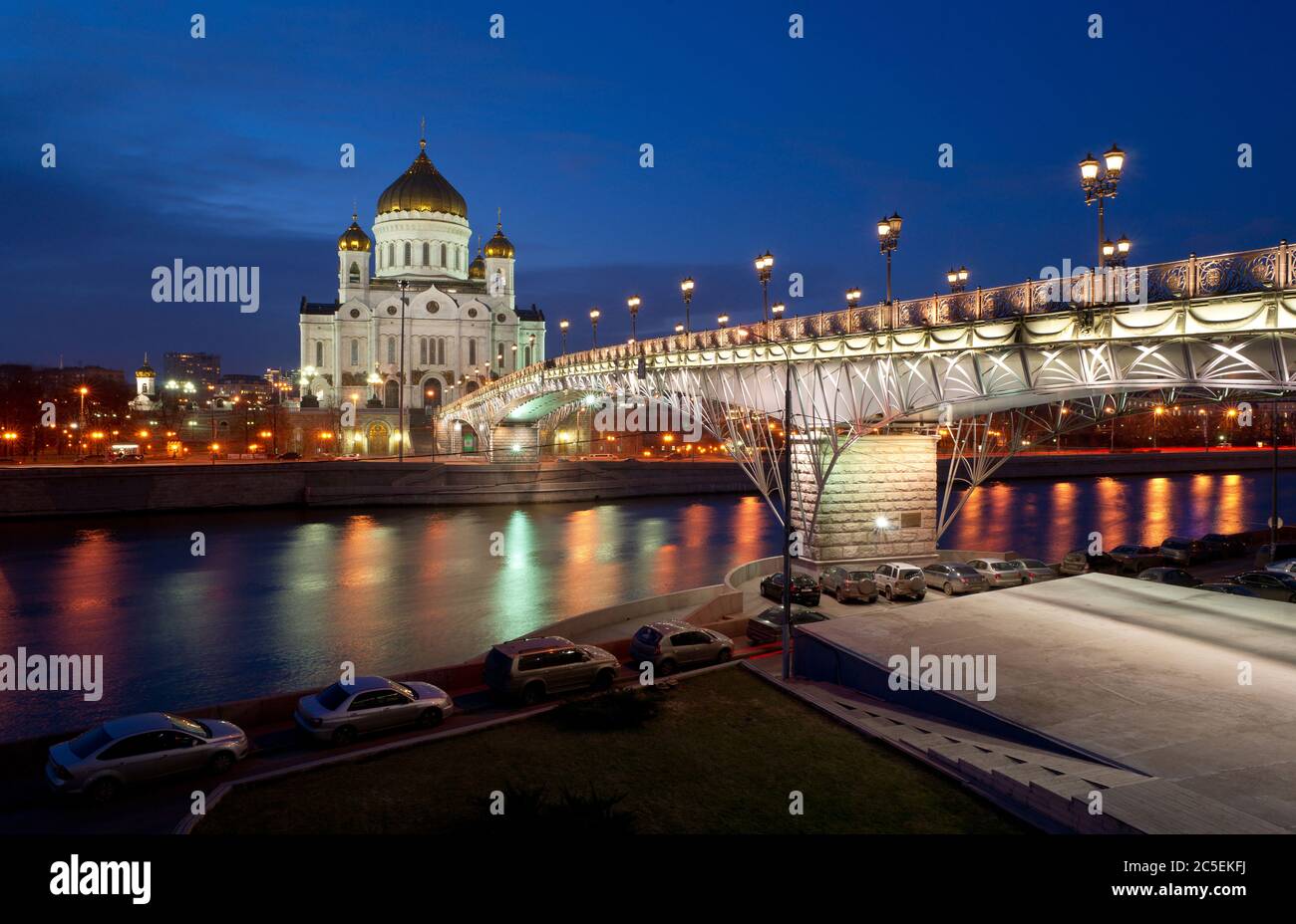 Die Kathedrale Christi des Erlösers und die Patriarschy Brücke in der Nacht in Moskau, Russland Stockfoto