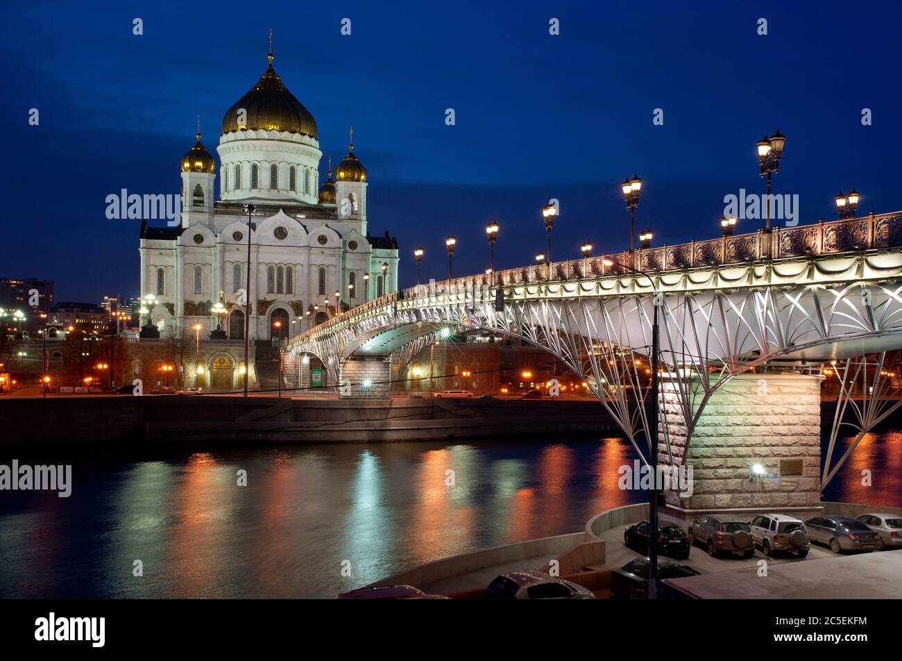 Die Kathedrale Christi des Erlösers und die Patriarschy Brücke in der Nacht in Moskau, Russland Stockfoto