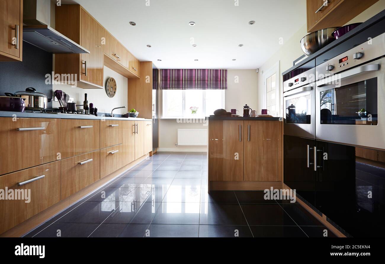 Aufnahme einer modernen und stilvollen Luxusküche in einer Wohnung Stockfoto