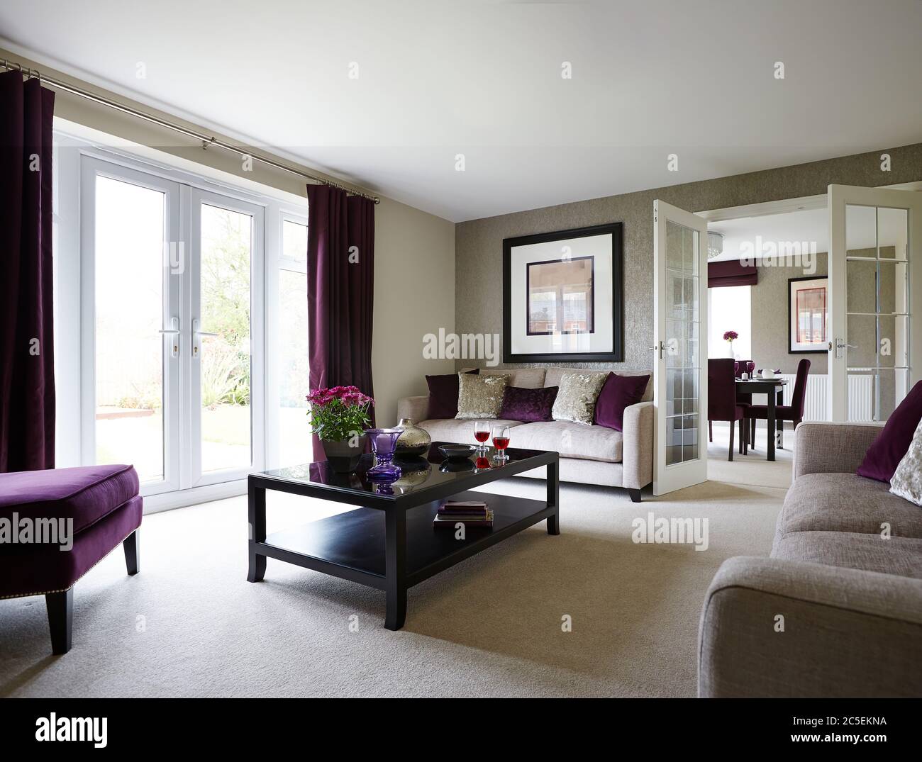 Aufnahme von schönen Innenraum eines Wohnzimmers mit bunten Möbeln Stockfoto