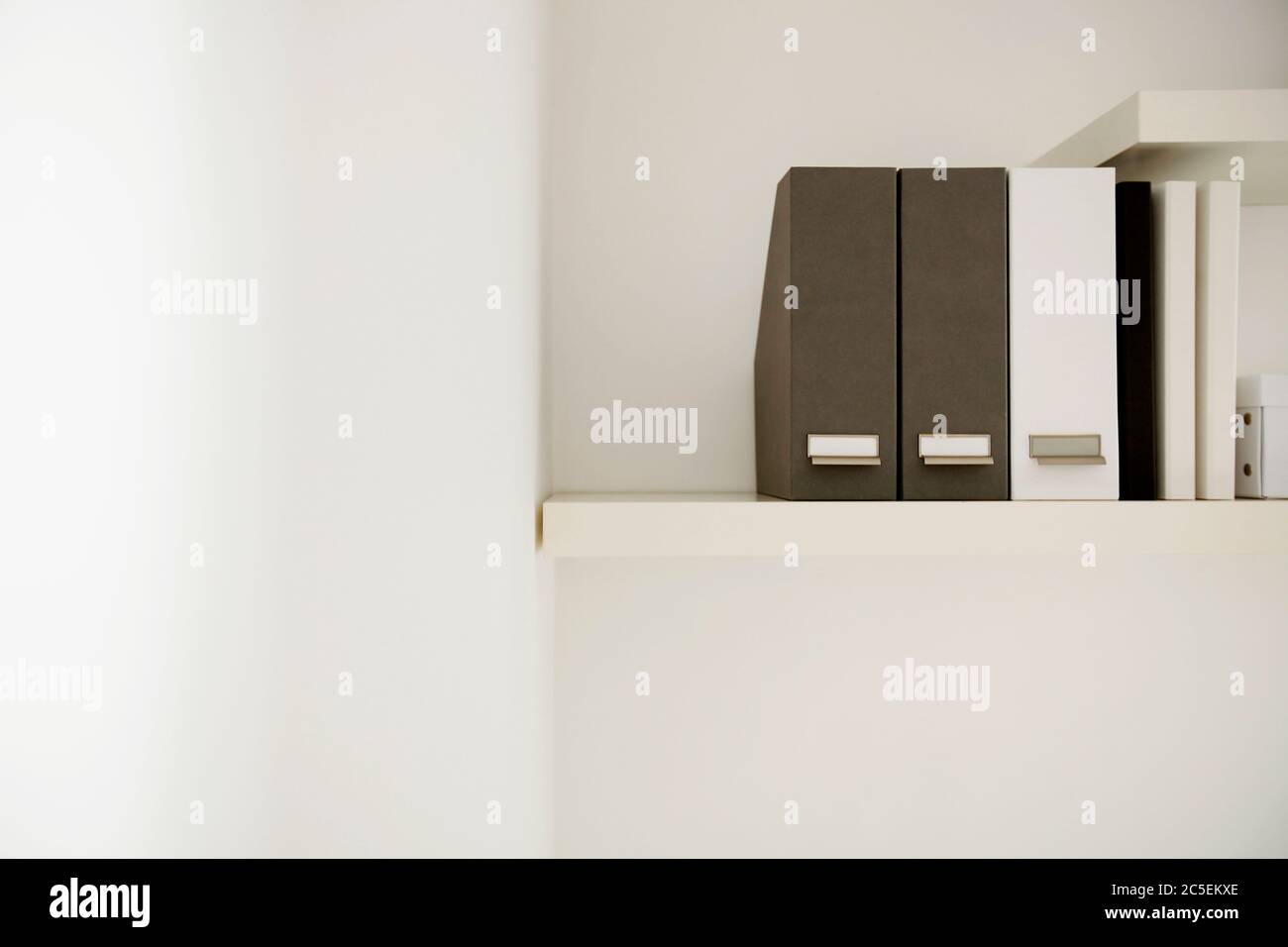 Aufnahme einer braunen und weißen Tabletts im Regal Stockfoto