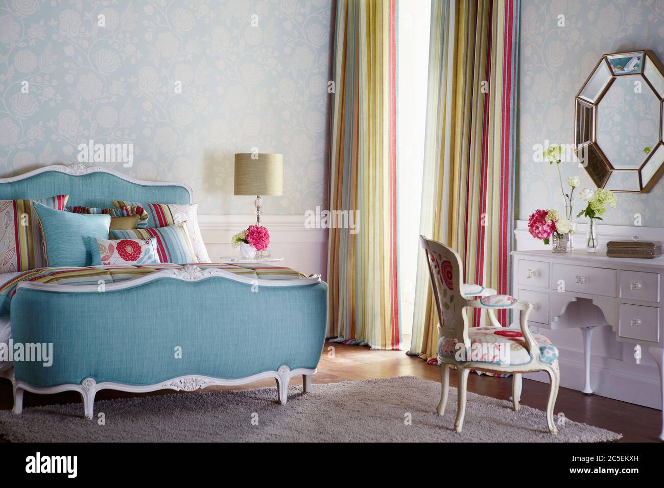 Aufnahme eines luxuriösen Schlafzimmer mit farbigem Bett und Frisiertisch Stockfoto