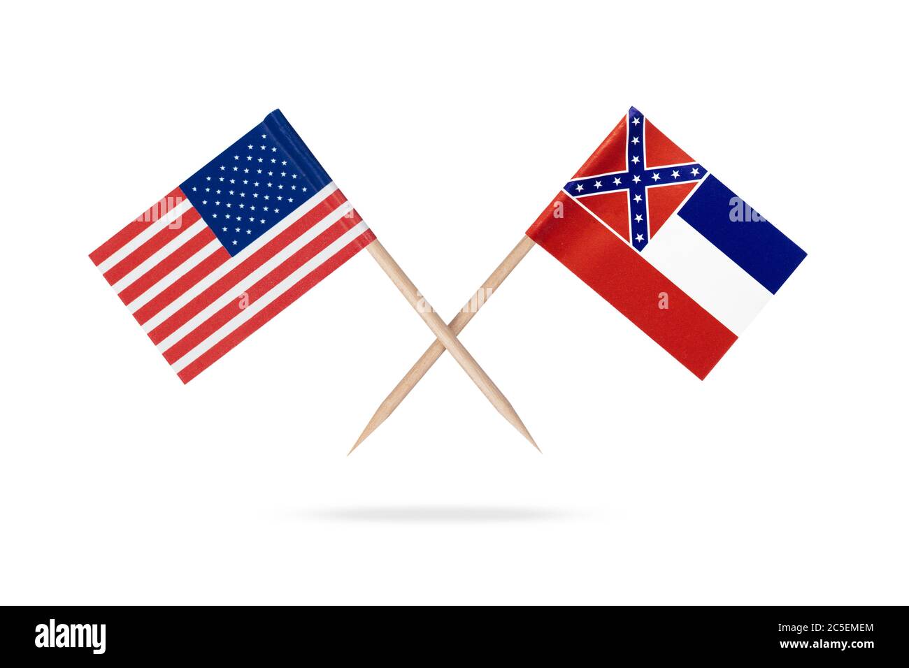 Gekreuzte echte Papier Zahnstocher Flaggen USA und Mississippi mit Schatten unten. Isoliert auf weißem Hintergrund Stockfoto
