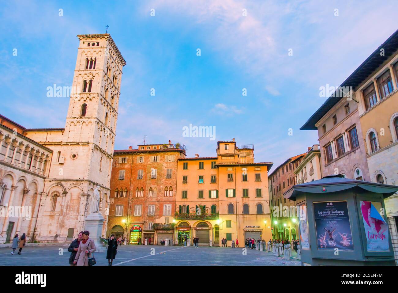 Lucca, Toskana, Platz der Kathedrale von San Michele in Foro bei Sonnenuntergang Stockfoto