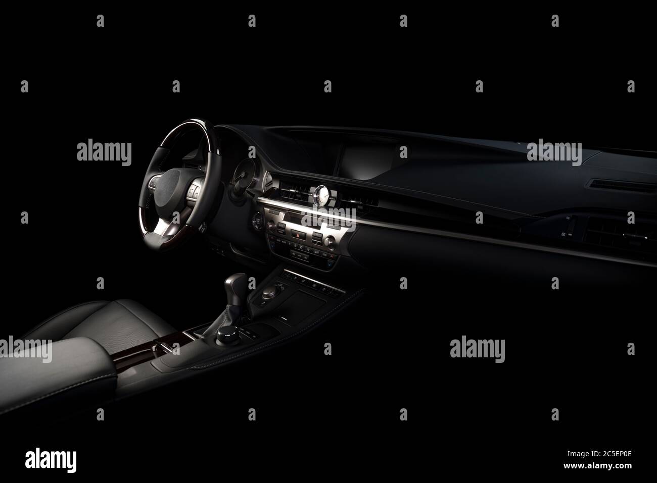 Moderne Luxus Prestige Auto Innenraum, Armaturenbrett, Lenkrad. Innenausstattung aus schwarzem Leder. Isoliert über schwarzem Hintergrund Stockfoto