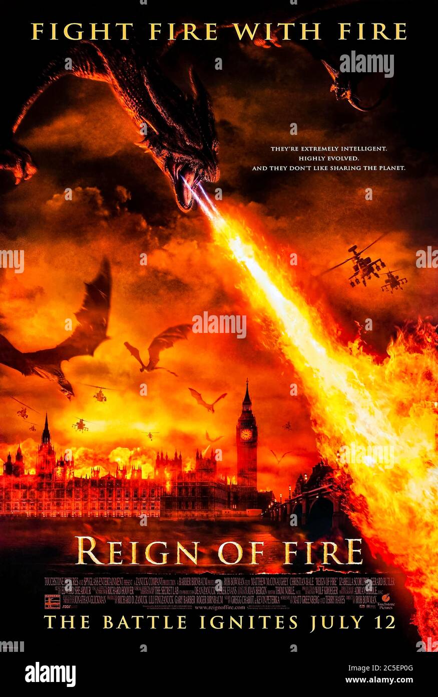 Reign of Fire (2002) Regie: Rob Bowman mit Matthew McConaughey, Christian Bale, Izabella Scorupco und Gerard Butler. Feuerspeiende Drachen erwachen auf der ganzen Welt und Menschen sind gezwungen, im Versteck zu überleben. Stockfoto