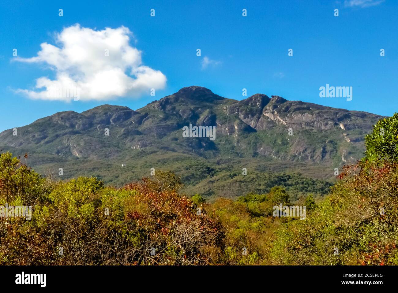 Blick auf die Berge der Serra do Caraca, mit dem Carapuca-Gipfel im Zentrum, Wallfahrtskirche von Caraca, Stadt Catas Alta, Minas Gerais, Brasilien Stockfoto