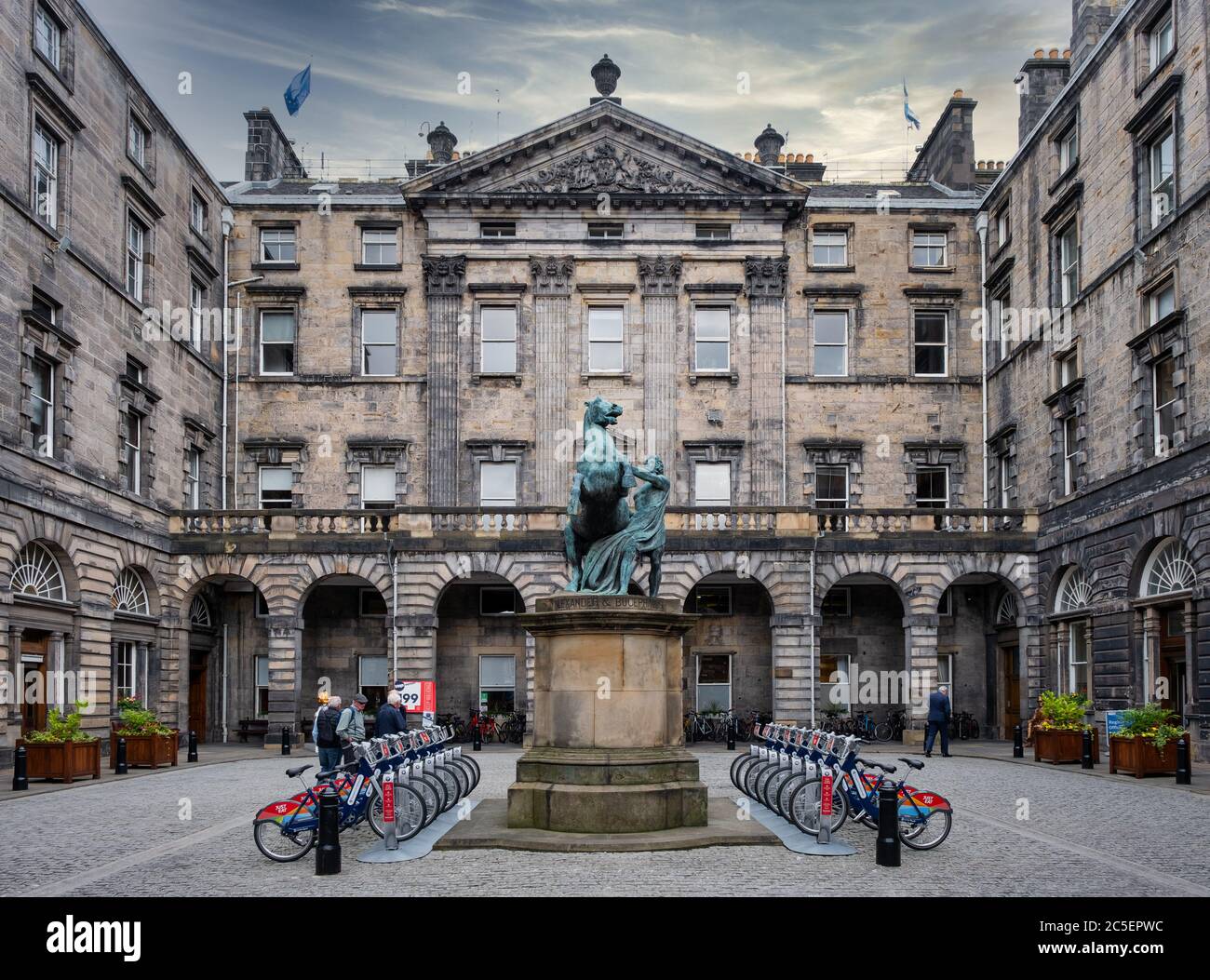 Das City Chambers Gebäude in Edinburgh mit der berühmten Alexander und Bucephalus Statue Stockfoto