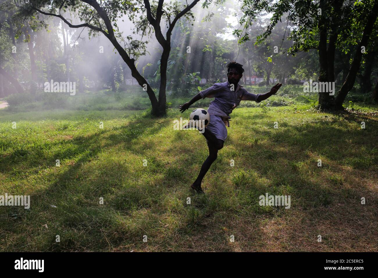 Dhaka, Dhaka, Bangladesch. Juli 2020. Während der COVID-19-Pandemie spielen junge Menschen in einem Park in dhaka Fußball. Kredit: MD. Rakibul Hasan/ZUMA Wire/Alamy Live Nachrichten Stockfoto