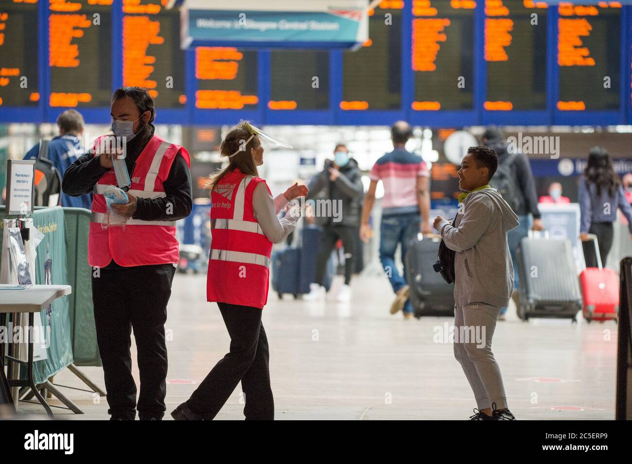 Glasgow, Schottland, Großbritannien. Juli 2020. Im Bild: Gordon Street Eingang zum Hauptbahnhof im Stadtzentrum von Glasgow. Handdesinfektionsstationen und Gesichtsmasken werden allen Passagieren angeboten, die den Bahnhof betreten. Gesichtsbedeckungen sind für alle öffentlichen Verkehrsmittel in Schottland obligatorisch. Nicola Sturgeon kündigte heute an, dass ab dem 10. Juli nächste Woche in allen Geschäften Gesichtsbezüge getragen werden müssen, um die Ausbreitung des Coronavirus (COVID19) vollständig zu stoppen. Quelle: Colin Fisher/Alamy Live News Stockfoto