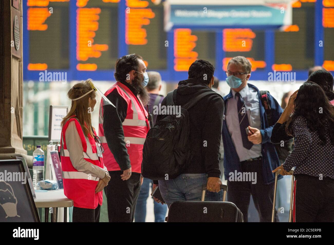 Glasgow, Schottland, Großbritannien. Juli 2020. Im Bild: Gordon Street Eingang zum Hauptbahnhof im Stadtzentrum von Glasgow. Handdesinfektionsstationen und Gesichtsmasken werden allen Passagieren angeboten, die den Bahnhof betreten. Gesichtsbedeckungen sind für alle öffentlichen Verkehrsmittel in Schottland obligatorisch. Nicola Sturgeon kündigte heute an, dass ab dem 10. Juli nächste Woche in allen Geschäften Gesichtsbezüge getragen werden müssen, um die Ausbreitung des Coronavirus (COVID19) vollständig zu stoppen. Quelle: Colin Fisher/Alamy Live News Stockfoto