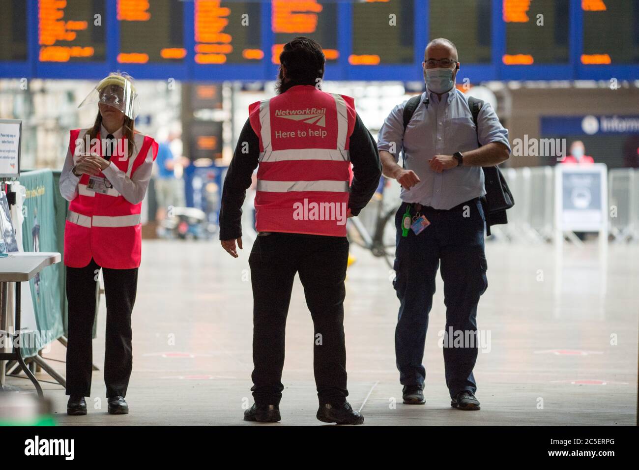 Glasgow, Schottland, Großbritannien. Juli 2020. Im Bild: Gordon Street Eingang zum Hauptbahnhof im Stadtzentrum von Glasgow. Handdesinfektionsstationen und Gesichtsmasken werden allen Passagieren angeboten, die den Bahnhof betreten. Gesichtsbedeckungen sind für alle öffentlichen Verkehrsmittel in Schottland obligatorisch. Nicola Sturgeon kündigte heute an, dass ab dem 10. Juli nächste Woche in allen Geschäften Gesichtsbezüge getragen werden müssen, um die Ausbreitung des Coronavirus (COVID19) vollständig zu stoppen. Quelle: Colin Fisher/Alamy Live News Stockfoto