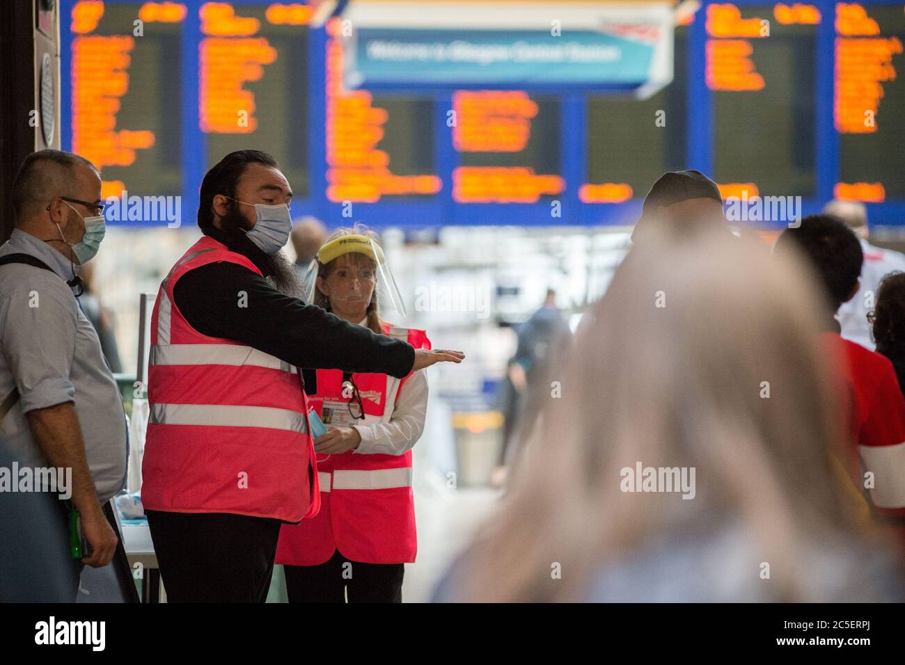 Glasgow, Schottland, Großbritannien. Juli 2020. Im Bild: Gordon Street Eingang zum Hauptbahnhof im Stadtzentrum von Glasgow. Handdesinfektionsstationen und Gesichtsmasken werden allen Passagieren angeboten, die den Bahnhof betreten. Gesichtsbedeckungen sind für alle öffentlichen Verkehrsmittel in Schottland obligatorisch. Nicola Sturgeon kündigte heute an, dass ab dem 10. Juli nächste Woche in allen Geschäften Gesichtsbezüge getragen werden müssen, um die Ausbreitung des Coronavirus (COVID19) vollständig zu stoppen. Quelle: Colin Fisher/Alamy Live News Stockfoto