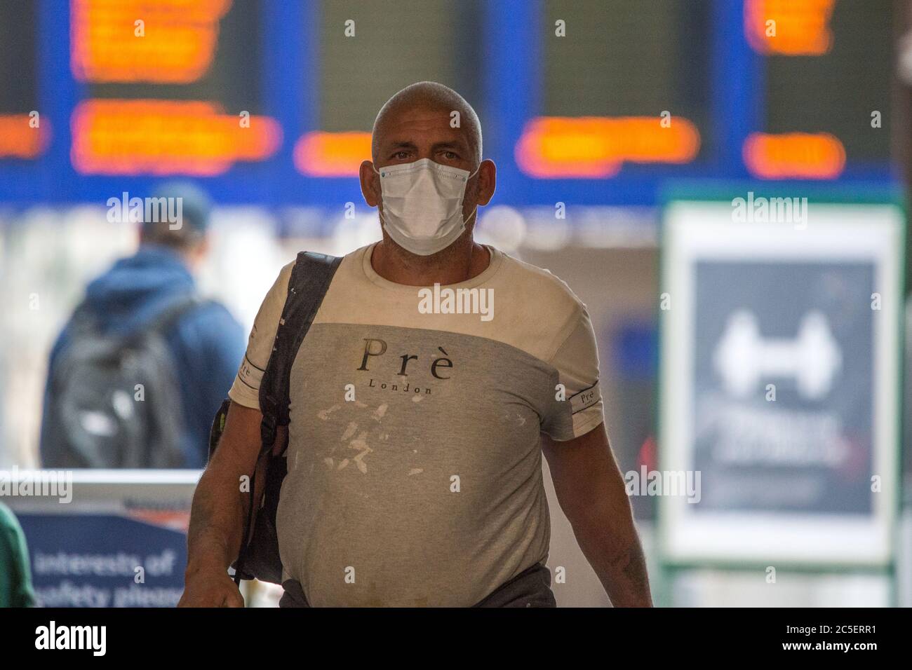 Glasgow, Schottland, Großbritannien. Juli 2020. Im Bild: Gordon Street Eingang zum Hauptbahnhof im Stadtzentrum von Glasgow. Handdesinfektionsstationen und Gesichtsmasken werden allen Passagieren angeboten, die den Bahnhof betreten. Gesichtsbedeckungen sind für alle öffentlichen Verkehrsmittel in Schottland obligatorisch. Nicola Sturgeon kündigte heute an, dass ab dem 10. Juli nächste Woche in allen Geschäften Gesichtsbezüge getragen werden müssen, um die Ausbreitung des Coronavirus (COVID19) vollständig zu stoppen. Quelle: Colin Fisher/Alamy Live News Stockfoto