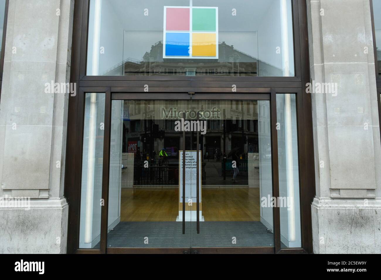 London, Großbritannien. Juli 2020. Außenansicht des Microsoft-Geschäfts im Oxford Circus. Microsoft hat angekündigt, dass alle physischen Filialen in den USA geschlossen werden, und dass die Mitarbeiter im Einzelhandel für einen Preis von 450 Mio. US-Dollar zur Kundenbetreuung aus den Unternehmensbüros wechseln werden. Stores an internationalen Standorten wie London werden als Orte für Kunden neu gedacht. Kredit: Stephen Chung / Alamy Live Nachrichten Stockfoto