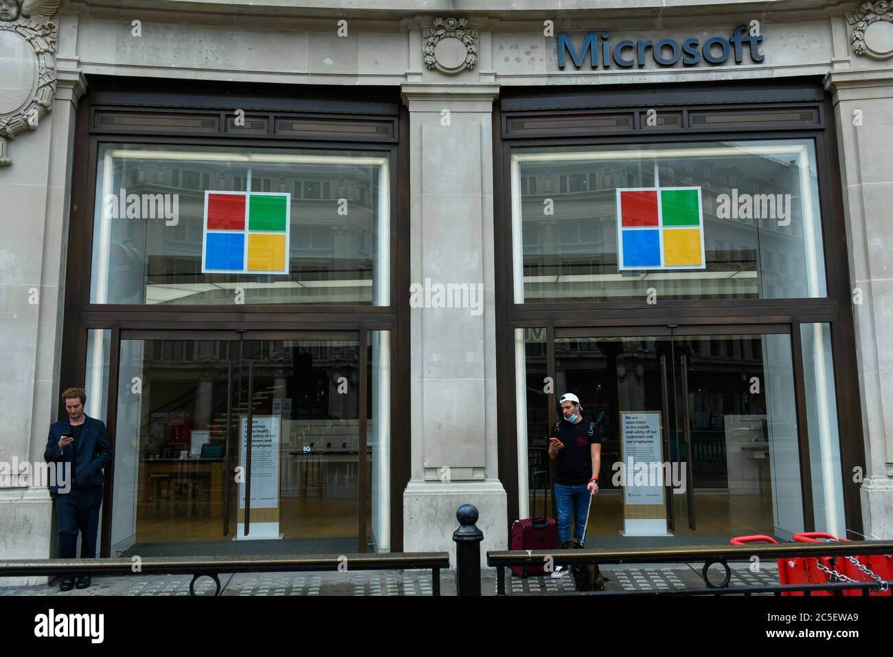 London, Großbritannien. Juli 2020. Außenansicht des Microsoft-Geschäfts im Oxford Circus. Microsoft hat angekündigt, dass alle physischen Filialen in den USA geschlossen werden, und dass die Mitarbeiter im Einzelhandel für einen Preis von 450 Mio. US-Dollar zur Kundenbetreuung aus den Unternehmensbüros wechseln werden. Stores an internationalen Standorten wie London werden als Orte für Kunden neu gedacht. Kredit: Stephen Chung / Alamy Live Nachrichten Stockfoto
