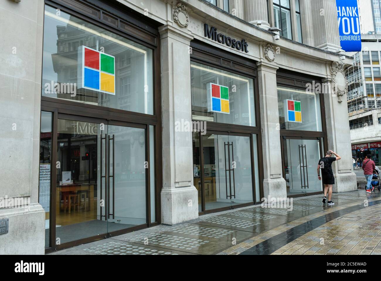 London, Großbritannien. Juli 2020. Außenansicht des Microsoft-Geschäfts im Oxford Circus. Microsoft hat angekündigt, dass alle physischen Filialen in den USA geschlossen werden, und dass die Mitarbeiter im Einzelhandel für einen Preis von 450 Mio. US-Dollar zur Kundenbetreuung aus den Unternehmensbüros wechseln werden. Stores an internationalen Standorten wie London werden als Orte für Kunden neu gedacht. Kredit: Stephen Chung / Alamy Live Nachrichten Stockfoto