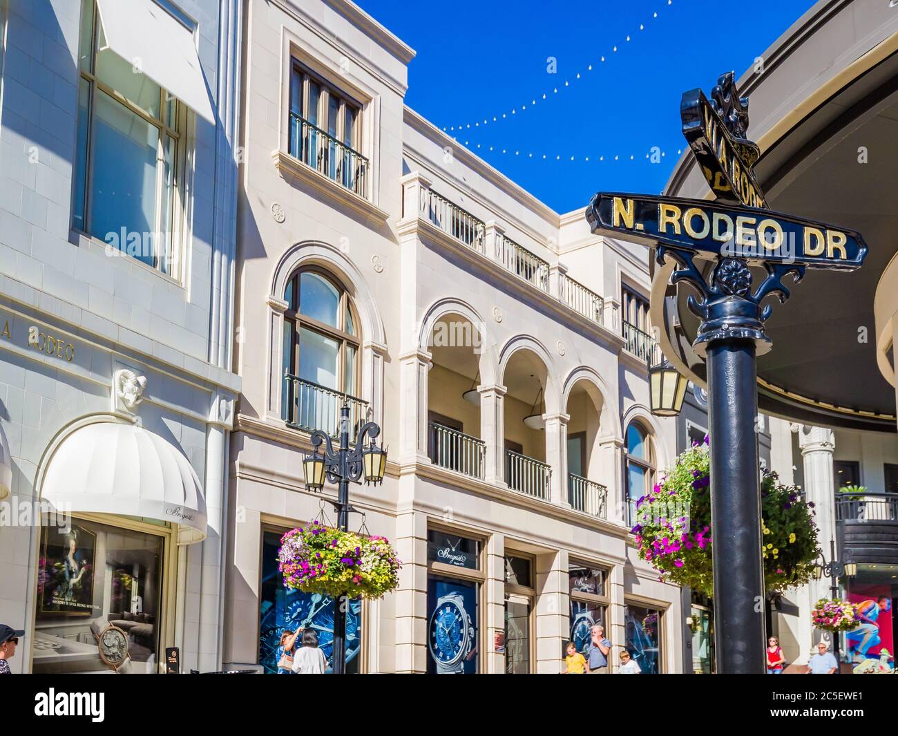 Los Angeles, Kalifornien, Rodeo Drive Schild an sonnigen Tagen in Beverly Hills Stockfoto