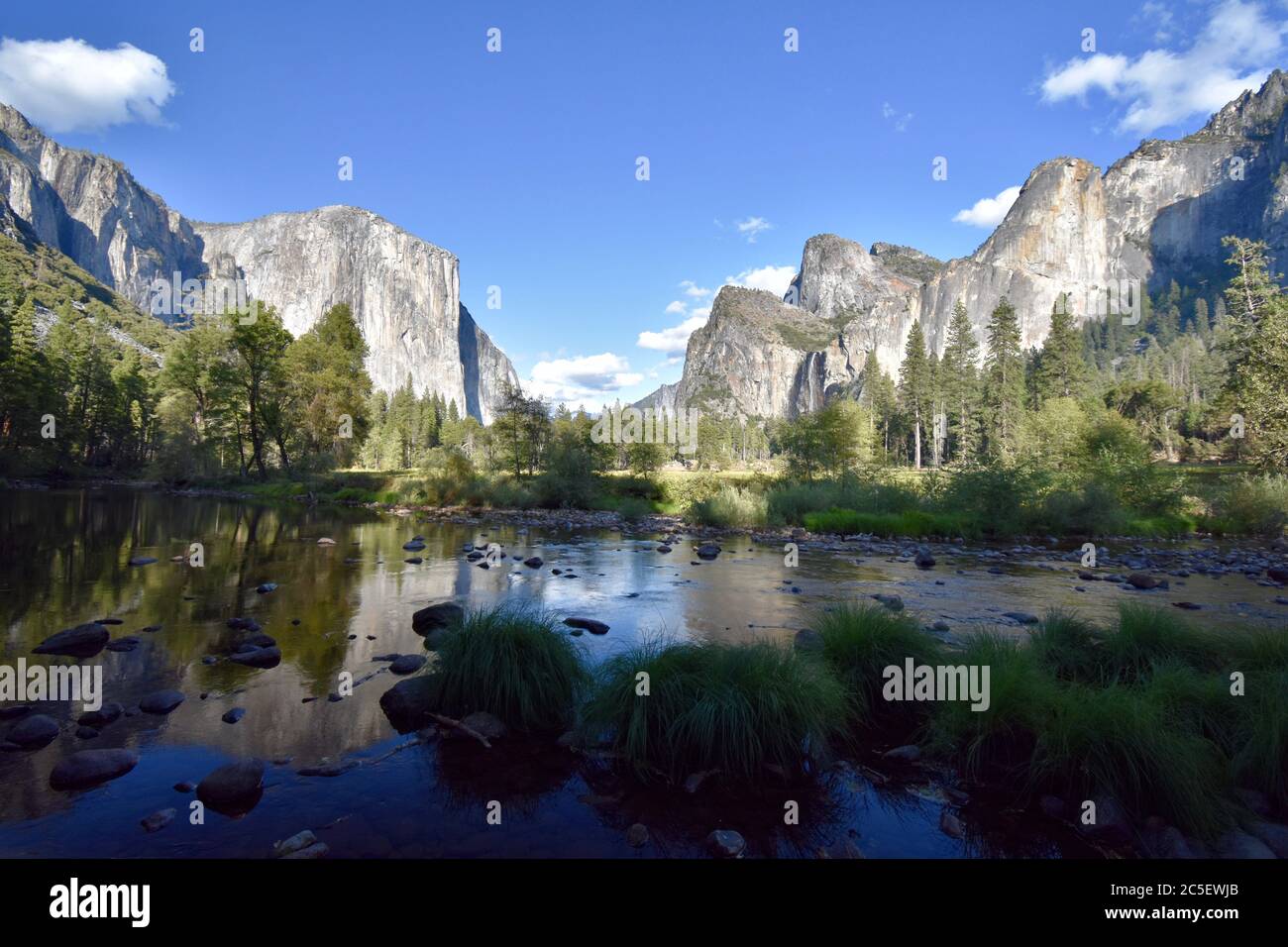 Valley View Point im Yosemite National Park, Kalifornien. Blick auf El Capitan, Bridal Veil Falls, Cathedral Rocks und den Merced River. Stockfoto