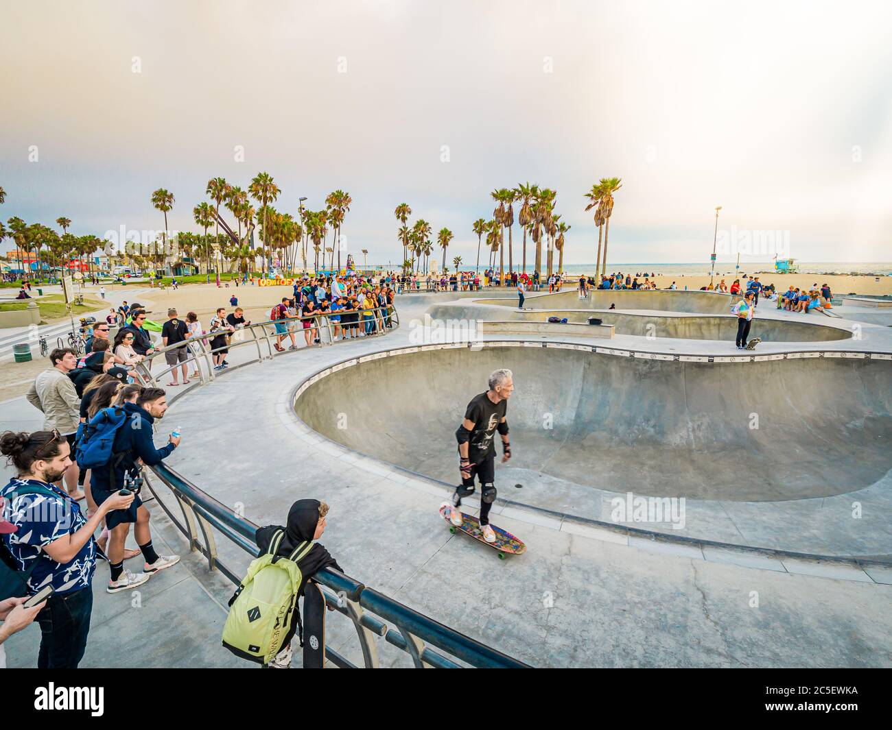 Skateboarding in Venice Beach Skatepark Los Angeles, Kalifornien Stockfoto