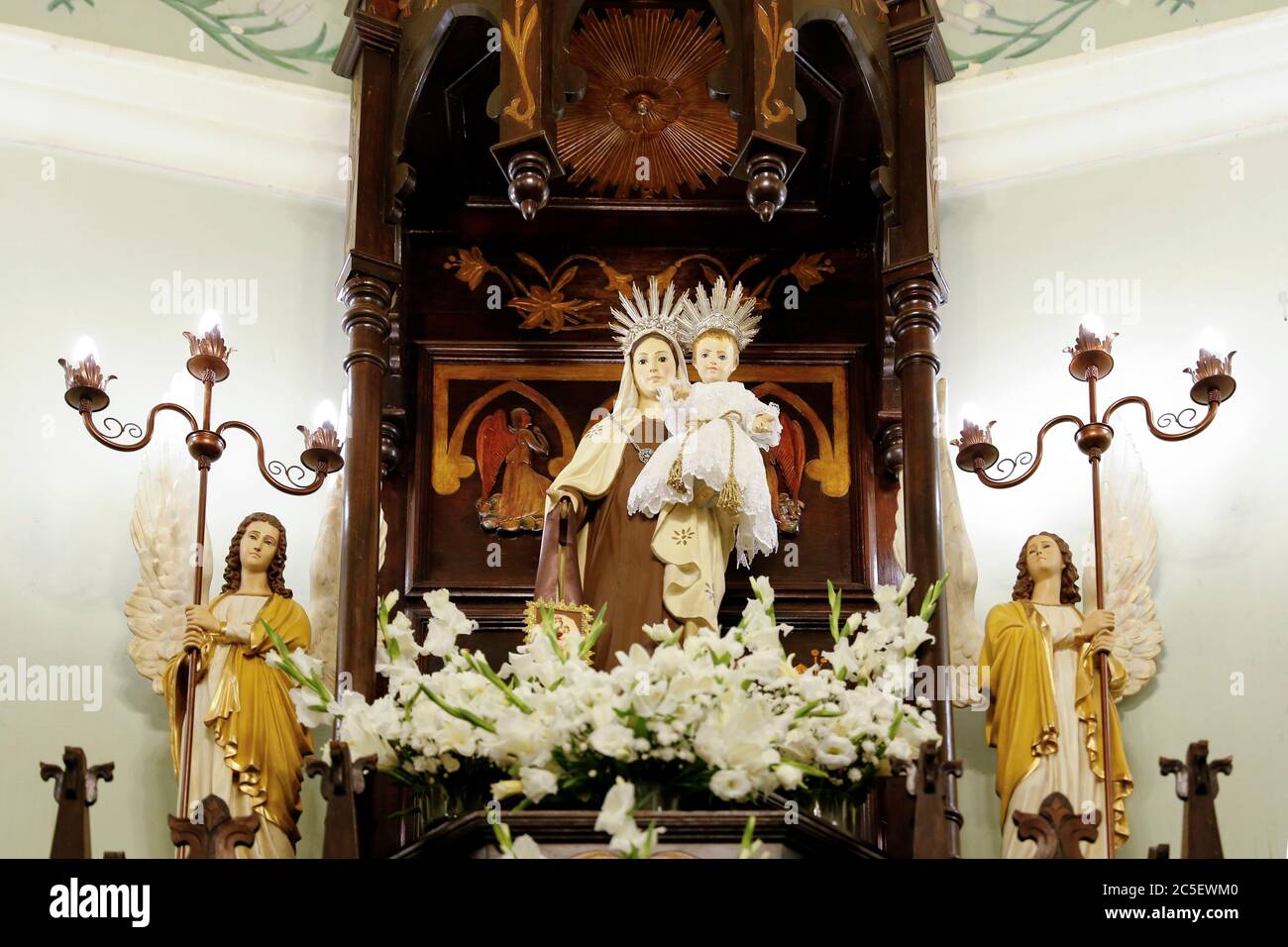 Statue des Bildes unserer Lieben Frau von Karmel, Nossa Senhora do Carmo, Mutter Gottes in der katholischen Religion, mit Blumen geschmückt Stockfoto