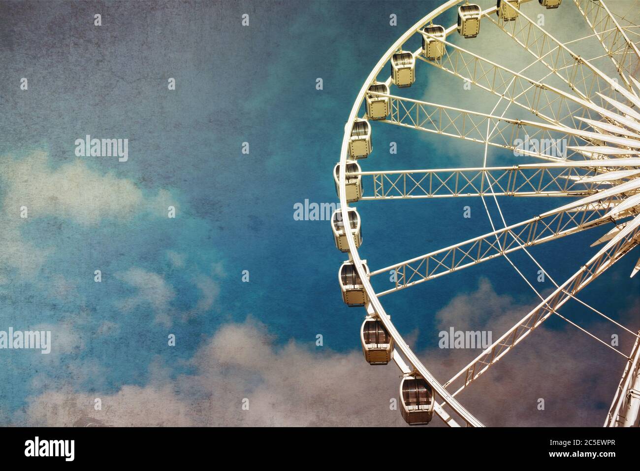 Retro-Stil Bild eines Riesenrads gegen blauen Himmel. Cross-verarbeitete Grunge-Effekt. Stockfoto