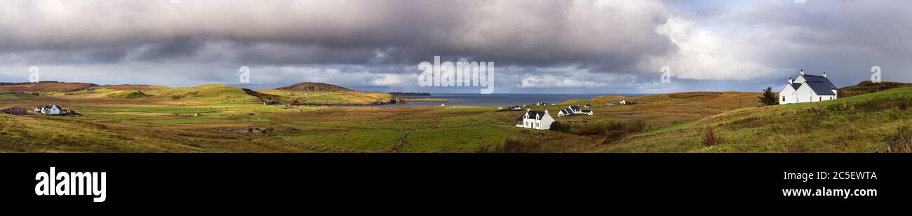 Panorama der Landschaft und Hütten typisch für die Isle of Skye, Inner Hebrides, Schottland Stockfoto